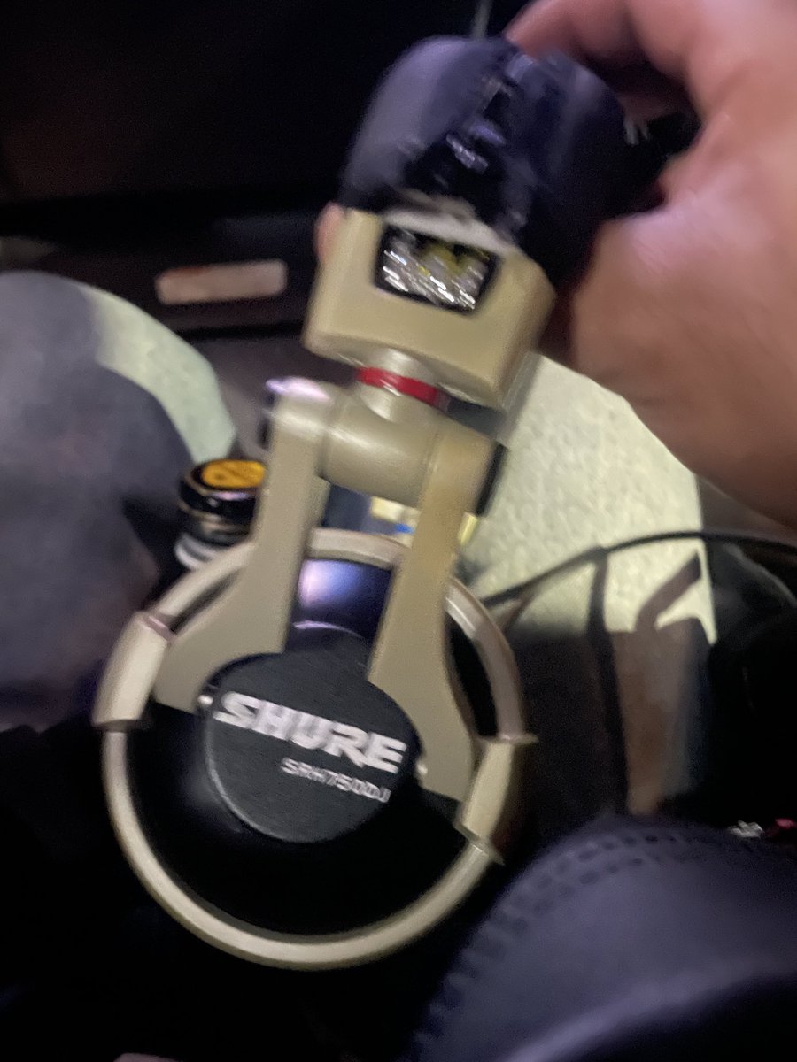 よしおさん？？
なおキングさん？
ゆーすけさん？？
誰のヘッドホンですか？？

けんじーさんの忘れ物かと思い
持って来ちゃいました(･･;)