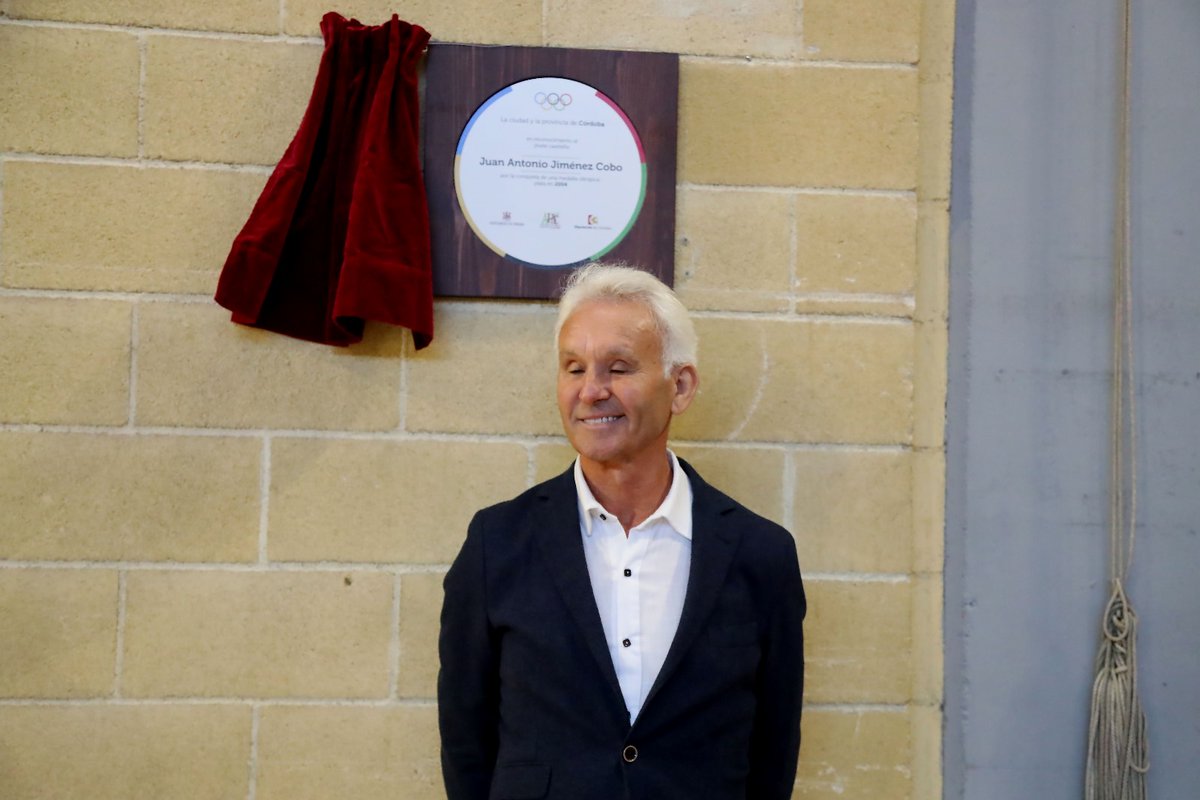 El jinete castreño Juan Antonio Jiménez Cobo ya tiene su placa en Vista Alegre, en reconocimiento a la medalla de plata olímpica que consiguió en el 2004 en doma clásica por equipos. Gracias al <a href="/IMDECO_/">IMDECO</a>, <a href="/dipucordoba/">Diputación de Córdoba</a>, <a href="/CordobaFutsal/">Córdoba Patrimonio de la Humanidad</a>.