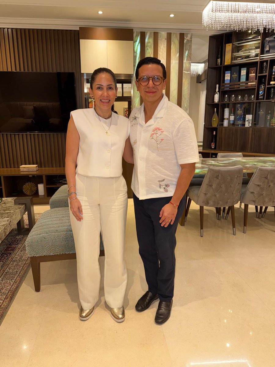 AbgVanegas's tweet image. Ayer fue el cumpleaños de una lideresa nacional como @LuisaGonzalezEc, quien a lo largo de su vida ha demostrado, con méritos propios, una trayectoria de servicio público y constante preparación académica. 

Quienes hemos podido conocerla sabemos de su auténtico compromiso con la…