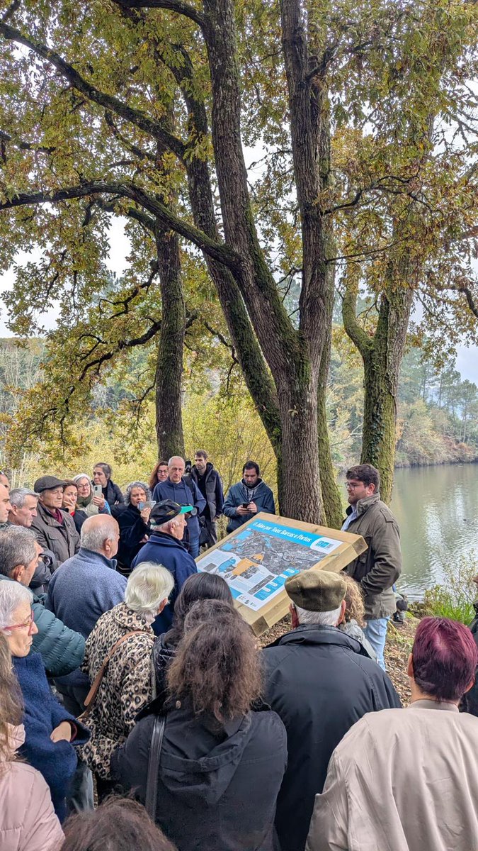Esta mañá quedou inaugurado na Carballeira de Puga (#Toen)  o segundo panel interpretativo da serie “Lugares con Historia”.⬇️