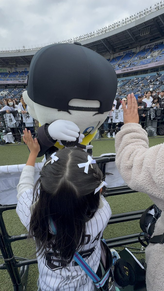 __n_sclm_8's tweet image. ファン感は楽しすぎる🥰イベントは全ハズレだったから来年こそは！って娘と話してた😭ズーちゃんが娘の持ってるぬいぐるみをぽんぽんしてくれて娘は大喜び💖︎お友達が花道の所取ってくれてて最前で見たの初めてだったから近くで選手見れたの幸せ💞史礁くん可愛かった😍早く来シーズンの野球がみたい🥺