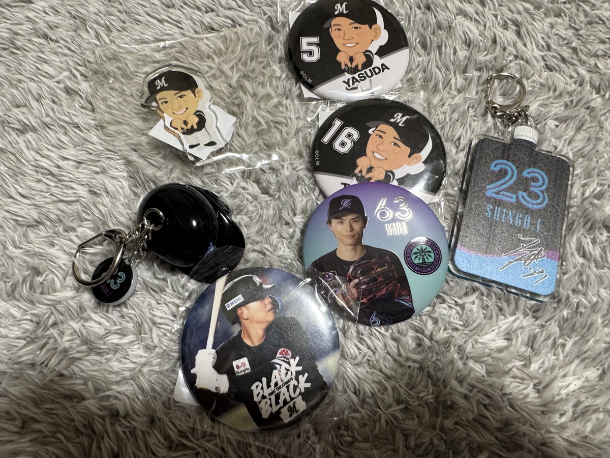 __n_sclm_8's tweet image. ファン感は楽しすぎる🥰イベントは全ハズレだったから来年こそは！って娘と話してた😭ズーちゃんが娘の持ってるぬいぐるみをぽんぽんしてくれて娘は大喜び💖︎お友達が花道の所取ってくれてて最前で見たの初めてだったから近くで選手見れたの幸せ💞史礁くん可愛かった😍早く来シーズンの野球がみたい🥺