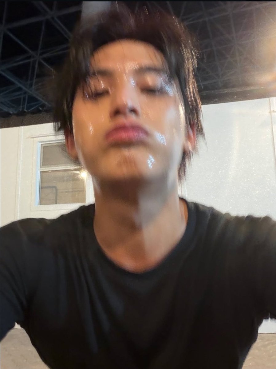 eomszn's tweet image. why they lowk giving father and son