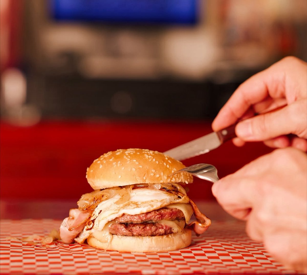 condedelamaza's tweet photo. Como todos los años, reivindico las ⭐️⭐️⭐️ Michelin para #VaBene. Pocos garitos con más consistencia en 42 años seguidos. Su gran innovación fue poner patatas fritas. Era una hamburgesería SIN patatas fritas. Con dos collons.
Un sitio que ha hecho felices a miles de personas. ❤️ https://t.co/IuRy8ZR5mA