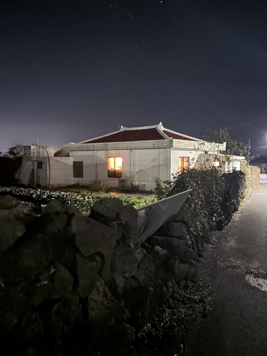 chiariines's tweet photo. 這次住靠近城山日出峰方向，也是個靠海的小村落，民宿有很大的停車場，基本上老房子改建的物件我都蠻喜歡的～

#阿瑞的30後人生連載 #seoul #korea #tripwithmom #learningandliving #autumn #trip #한국 #여행 #여행스타그램 #너무좋다 #가을 #jeju https://t.co/UEiZz9zkXF