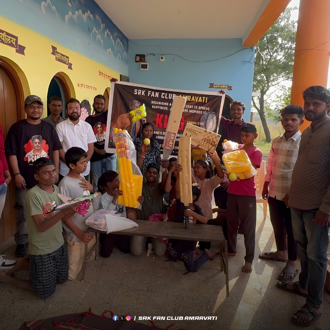SRKfcamravati's tweet photo. As SRK Sir says to us, do good work and spread happiness, we did our part today. 😊
The kids’ smiles made everything worth it.
Feeling blessed and happy.. ❤️

#SRK #King #Amravati https://t.co/HMhIMgUzrb