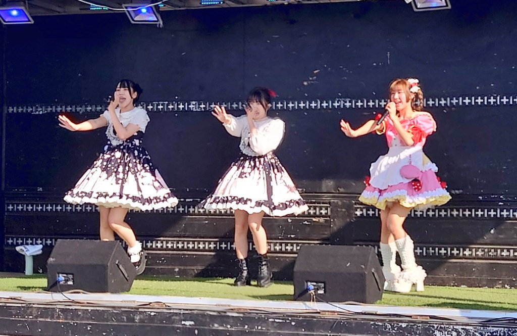 nakkaimode's tweet image. 岡山ドーム行ってきた！
なんかシスラビ&amp;amp;もえかのコラボも見れて楽しかったな♪
初チェキは屋外で天気も最高、良かったのう〜！先日買ったパーカーにもサインコンプリートで満足♪
あ◯もんのせいでyakkaiで覚えられてもうたわ。笑
#Stylish
#sisラビッツ
#いちご
#ゆい
#SQTY
#MIYU
#MIYABI
#もえか