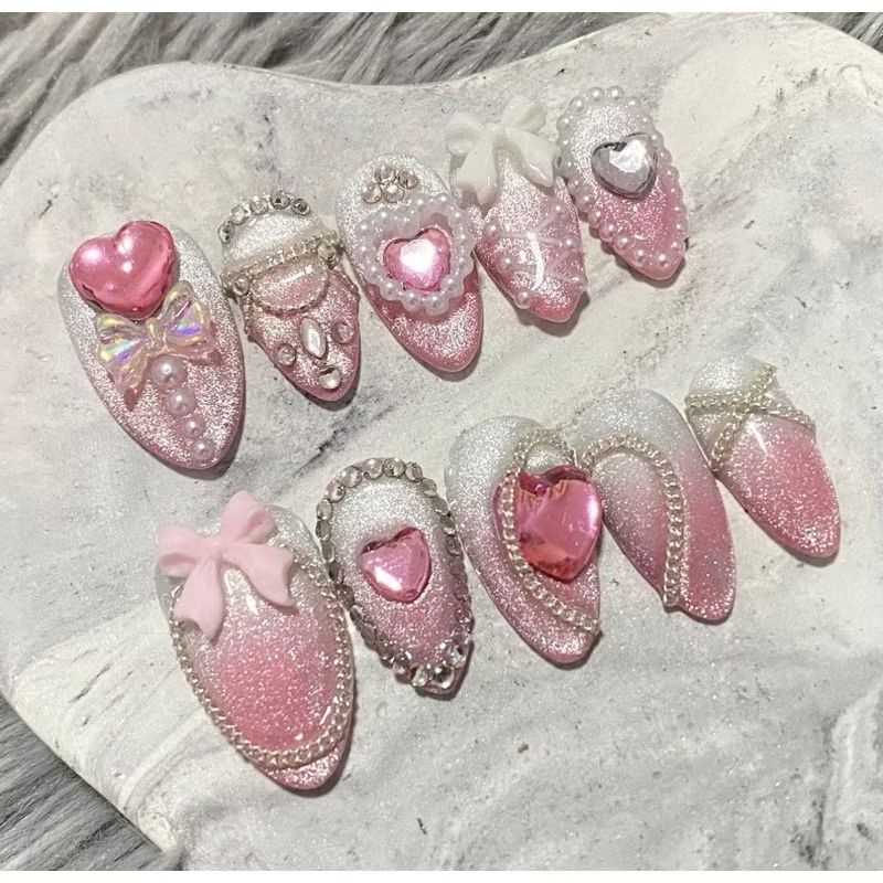 wow.. press on nails nya cakep-cakep bangeett 🥹🩷 nailist nya pasti detil banget ngerjain tiap kukunya... 
 s.shopee.co.id/1gB18GVaJN?sha…