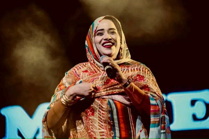 حسناء باهرة المحاسن عيبها أن اكتمال جمالها جبار
لمّا بدت هتف الزمان مكبرا ثم انحنت لجلالها الأزهار
ورمى الهواء المستفز لثامها
فتلألأت من وجهها الأنوار هذي الجميلة في مساء ظهورها
جعلت عيون الناظرين تحار
الوقت ليل غير أن ضياءها أوحى لهم أن الزمان نهار