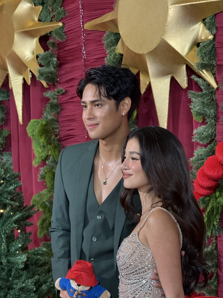 A STANDOUT PAIR 💖 

LOOK: Opting for a classic take on this year’s theme, Donny Pangilinan and Belle Mariano (or DonBelle) are a stunning pair on the red carpet of the Star Magical Christmas gala. | <a href="/HMallorcaINQ/">Hannah Mallorca</a>