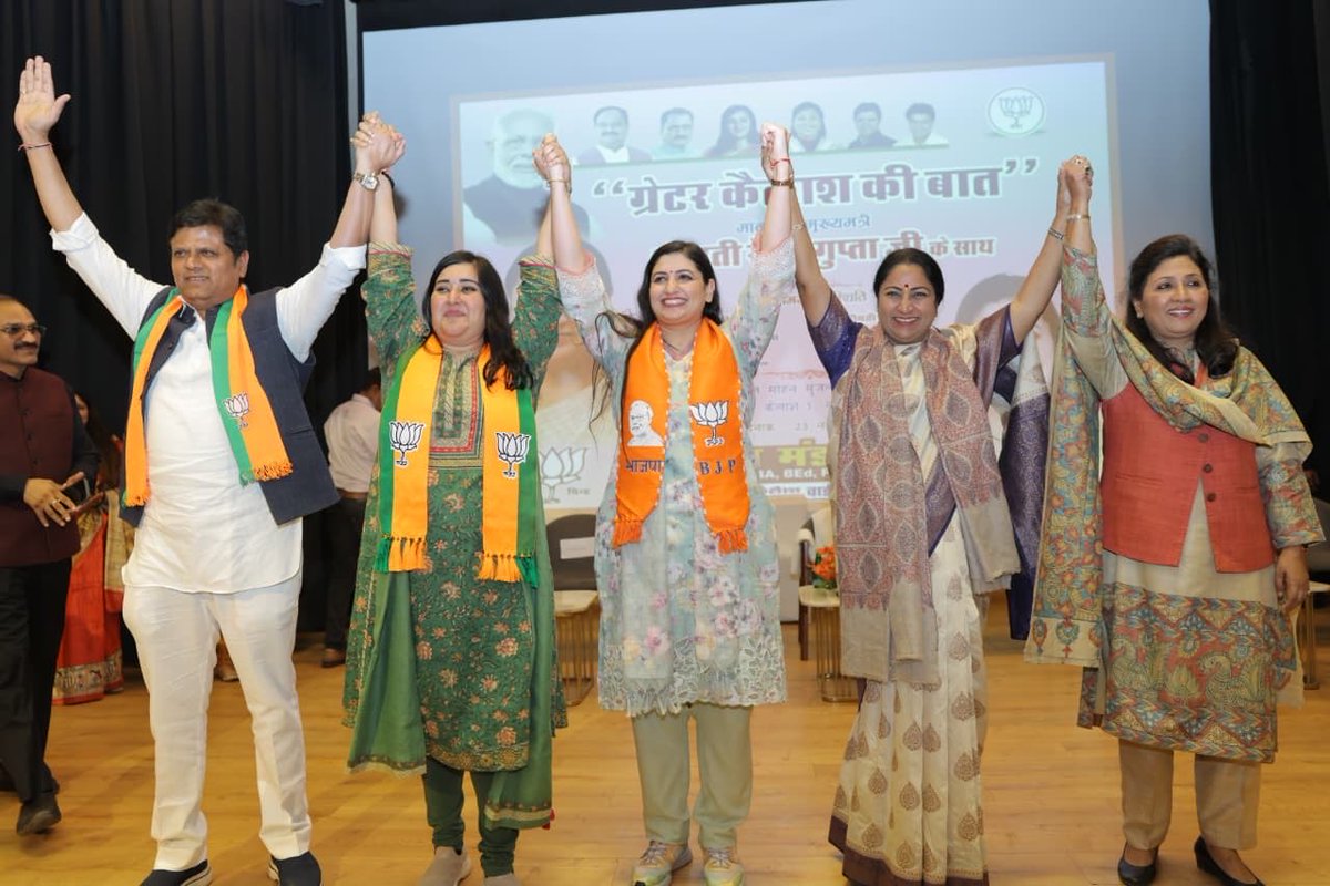 BansuriSwaraj's tweet photo. आज ग्रेटर कैलाश में आयोजित जन सभा में माननीय मुख्यमंत्री श्रीमती @gupta_rekha जी के साथ उपस्थित होकर क्षेत्र के विकास के लिए हमारा साझा विज़न प्रस्तुत करने का अवसर मिला।
यह जन सभा भाजपा की प्रत्याशी @AnjumMandal जी के समर्थन में आयोजित की गई, जहाँ हमने मिलकर ग्रेटर कैलाश को मॉडल वार्ड बनाने की प्रतिबद्धता दोहराई।

इस कार्यक्रम में विधायक श्रीमती @shikharaibjp जी, विधायक श्री @AnilSharma4BJP जी, विधायक श्री @basoya_neeraj जी, विधायक श्री राज कुमार भाटिया जी, तथा ज़िला अध्यक्ष श्री @ravindr_BJP जी भी उपस्थित रहे।
सभी जनप्रतिनिधियों और कार्यकर्ताओं की संयुक्त उपस्थिति ने सभा के संदेश को और अधिक सशक्त बनाया।

कार्यक्रम में क्षेत्रीय विकास, स्वच्छता, सुरक्षा और बेहतर नागरिक सुविधाओं पर विस्तृत चर्चा हुई और सभी ने आगामी MCD उपचुनाव में समर्थन का आग्रह किया।

ग्रेटर कैलाश का संकल्प—मजबूत नेतृत्व, बेहतर सुविधाएँ और निरंतर विकास।

#GreaterKailash #JanSabha #DelhiMCD #MCDByElection2025 #AnjumMandal #RekhaGupta #ViksitDelhi
@BJP4Delhi @BJP4India