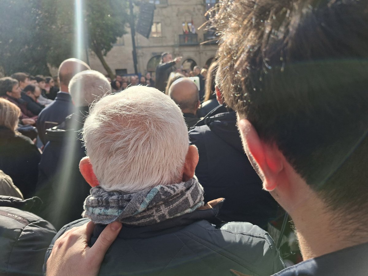 DavidArranzVox's tweet image. Os voy a contar una anécdota del mitin al que acudí en Salamanca.
Delante de mi estaban un joven con su abuelo. Les oía hablar, el nieto posaba su mano en el hombro de su abuelo, visiblemente emocionado al escuchar a @Santi_ABASCAL.
El joven le decía que intentaría conseguirle