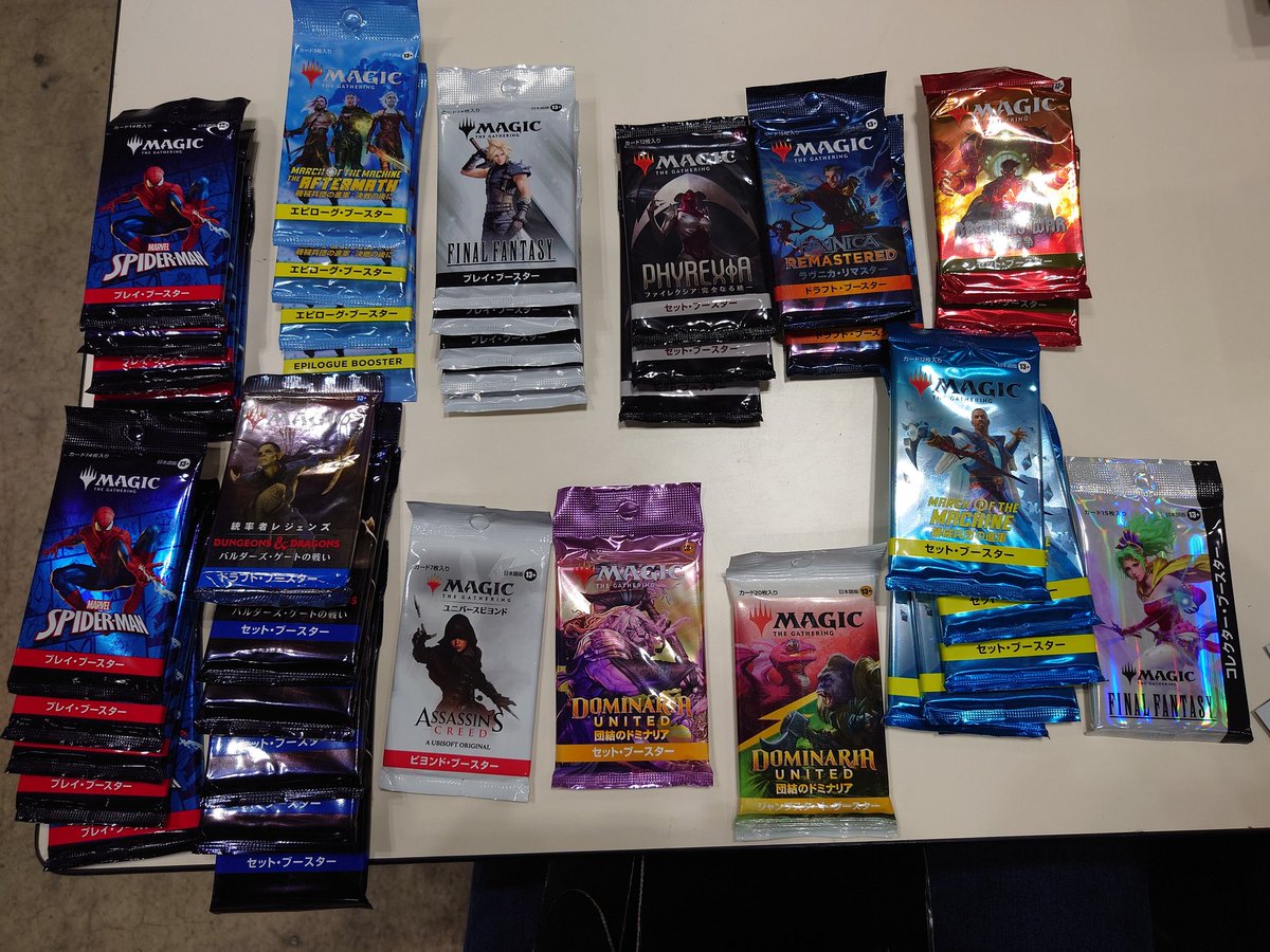 kurain_mtg's tweet photo. コンベンション横浜より、無事帰宅しました！
主にバイヤーブースでお買い物をしていましたが、ドラゴンスターさんのガラポンを63回ほど回しまくりました。
また、統率者やモダンのフリプもできて最高でした。
次回は京都かな？ https://t.co/smfJ8AqK0A
