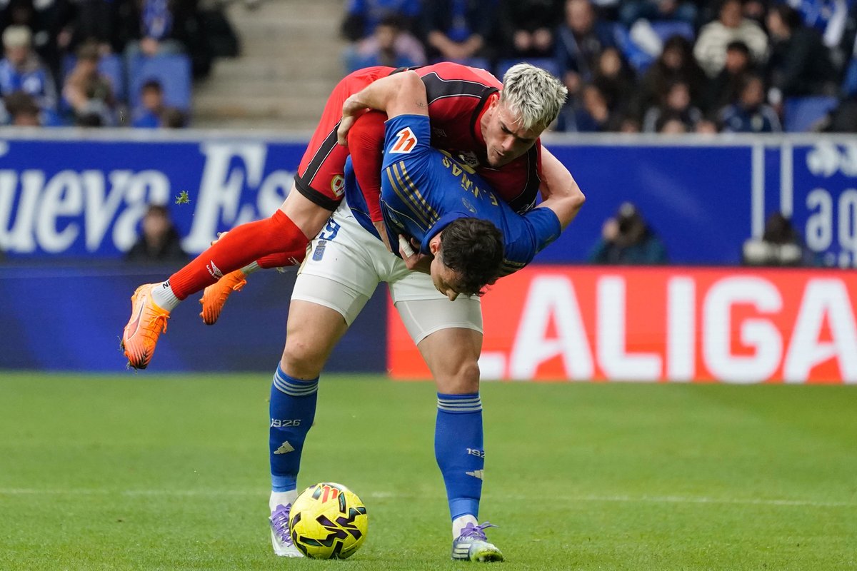 Fede Viñas está dando mucho al Real Oviedo en los duelos divididos. Está partiéndose la cara en todos los duelos aéreos y divididos. Pegándose con Pep Chavarría, Mendy, Lejeune... 

Repetición de esfuerzos TITÁNICA #RealOviedoRayo