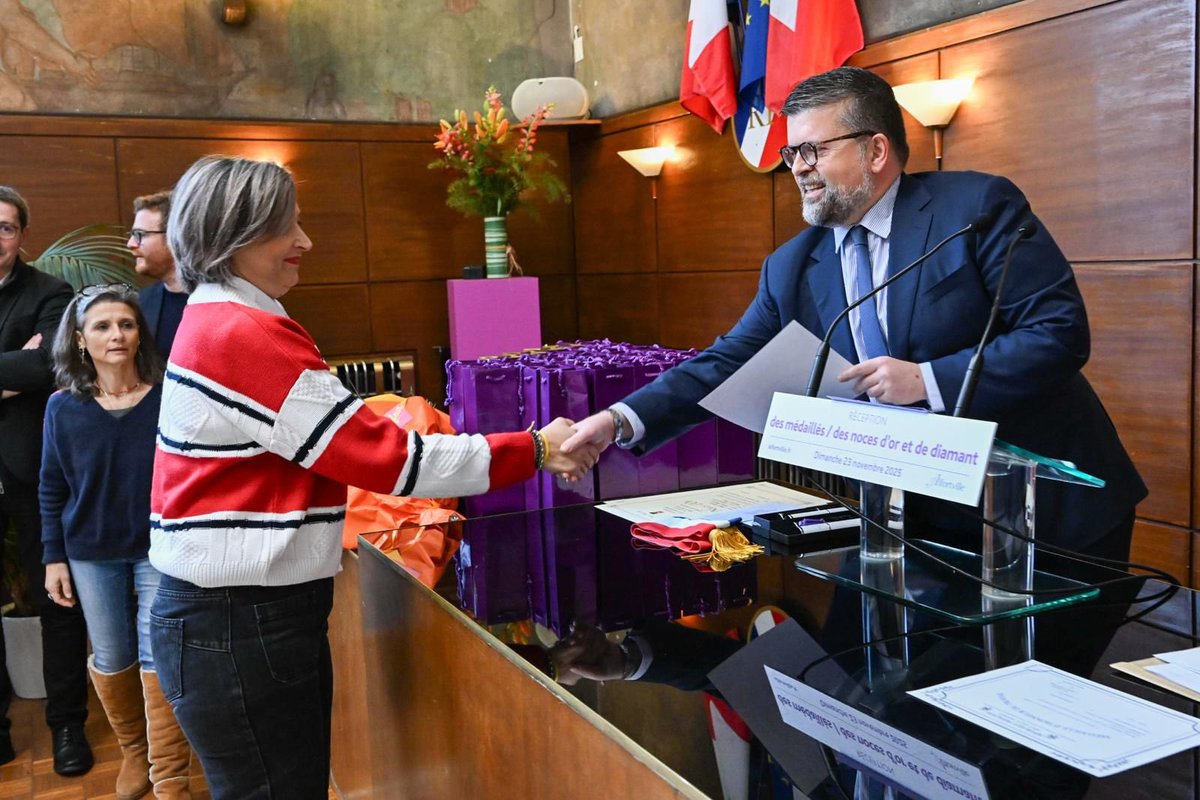 luccarvounas's tweet photo. Nous célébrions ce matin @Alfortville_94 nos médaillés du travail ainsi que les Noces de Diamant de Monsieur et Madame Bouvet et les noces d’or de Monsieur et Madame Aïmeur. 1/2 https://t.co/Ixyq4eK6uN