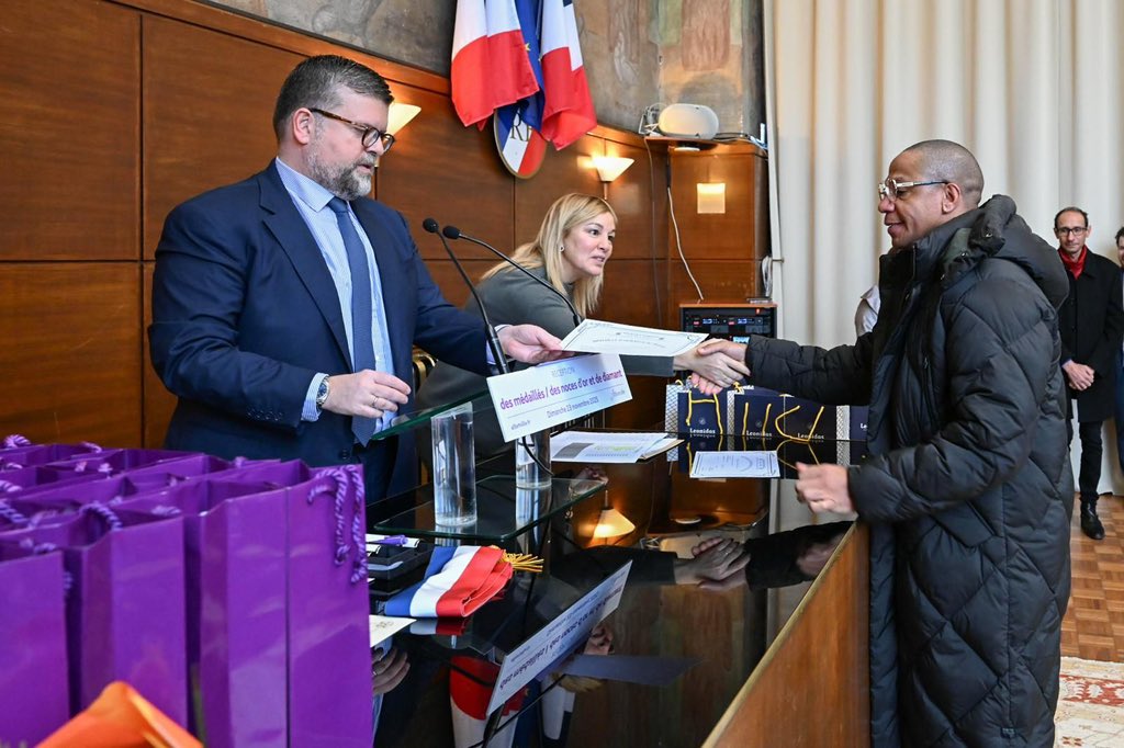 luccarvounas's tweet photo. L’occasion pour les uns d’honorer leurs accomplissements professionnels et pour les autres des années d’amour et de vie commune. 2/2 https://t.co/rsANy814mE