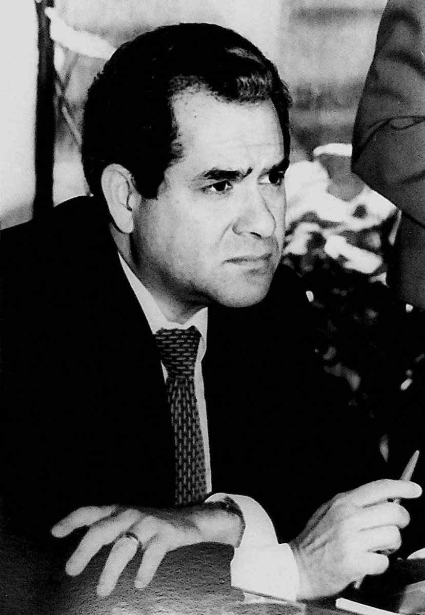 jdanielferrer's tweet photo. A 28 años de la desaparición física de un gran cubano: Jorge Más Canosa. Honremos con hechos su memoria.

El exilio cubano, ese pueblo disperso y doliente, encontró una voz, una estrategia y, sobre todo, un músculo en un hombre que, después de Martí, fue el cubano que más logró para el ideal de la libertad fuera de la isla: Jorge Más Canosa.

El Arquitecto del Exilio Moderno:

Jorge Más Canosa no solo fue un líder; fue un arquitecto. Comprendió que la lucha no podía ser solo militar ni solo sentimental. Tenía que ser económica y política.

De Inmigrante a Empresario Exitoso: Llegó a esta tierra, como muchos, sin nada. Lavando platos y repartiendo leche. Pero usó su talento y pragmatismo para construir un imperio (MasTec) que demostró al mundo que el cubano es capaz de triunfar en libertad. Su éxito económico fue el cimiento de su éxito político.

La Fundación Nacional Cubano Americana (FNCA): En 1981, fundó la FNCA, transformando un exilio disperso en una poderosa fuerza de lobby. Por primera vez, el exilio no solo protestaba; influía directamente en la Casa Blanca y el Congreso de EE. UU., colocando a Cuba en la agenda política mundial.

Los Logros Tangibles: La Estrategia de la Presión.
Los logros de Más Canosa no son solo discursos, son leyes y estructuras que definieron la política anticastrista.

La Voz de la Libertad: Radio y Televisión Martí: Impulsó la creación de Radio y Televisión Martí, una luz en la oscuridad del régimen. Fue un acto de soberanía: la verdad de Cuba para el pueblo de Cuba.

Las Leyes Torricelli y Helms-Burton: Logró la aprobación de las leyes que endurecieron el embargo, negando oxígeno financiero a la dictadura y poniendo en el centro de la política estadounidense la demanda de democracia y el respeto a los derechos de propiedad de los exiliados.

Programas de Reunificación Familiar: Fue el artífice del Programa Éxodo, que logró la reunificación de miles de familias cubanas, demostrando que su lucha era por la libertad, sí, pero también por el ser humano y la familia.

El Legado Inmortal: Pasión, Dignidad y Visión
El legado de Más Canosa va más allá de las leyes. Es una lección de vida que definió al exilio.

Unión con Dignidad: Más Canosa enseñó al exilio a unirse sin miedo al éxito. Insistía en que podíamos ser exitosos en Estados Unidos sin olvidar a nuestros hermanos en la Isla. Su pasión por Cuba era desbordada, pero siempre mezclada con el pragmatismo para lograr objetivos concretos.

Un Patriota con la Mirada Fija en el Mañana: Sus últimas palabras, horas antes de morir, fueron: "Adelante, adelante, hay que continuar en la lucha. He luchado la buena lucha y he mantenido la fe."

El Compromiso Pendiente:
El Reto: Hoy, a pesar de su ausencia, su legado nos obliga. Él nos dio las herramientas para continuar.

Jorge Más Canosa nos recordó que el exilio no es un destierro, sino la trinchera más importante por la libertad de Cuba. Él elevó la imagen del cubano y nos dio esperanza. Continuemos su lucha con la misma dignidad, el mismo valor y la misma fe que él nos inculcó.

! Viva Jorge Más Canosa!!! Viva Cuba Libre!!!