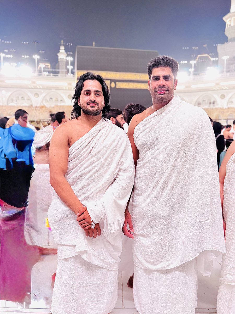 لَبَّيْكَ اللُّهُمَّ لَبَيْكَ، لَبَّيْكَ لَا شَرِيكَ لَكَ لَبَّيْكَ إِنَّ الْحَمْدَ وَالنَّعْمَةَ لَكَ وَالْمُلْكَ لَا شَرِيكَ لَكَ