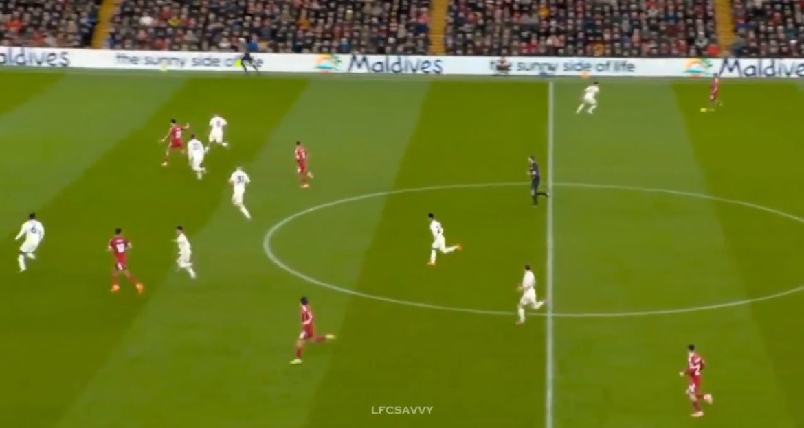 OKBallOracle's tweet image. Is there a reason we don’t have 1 of the 4 runners dropping to receive the ball where the ref is? 

Am I missing something?

Why are all the players so lost out there?
