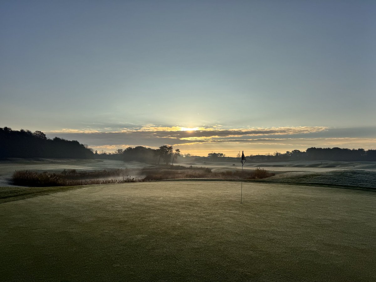 CompassTurfCare's tweet image. Sunday- Frost Delay. Northeast starting at 8:45, Southwest starting at 9. Rough only cart rule , carts may cross the fairway at 90 degrees. Practice area and driving range mats open.