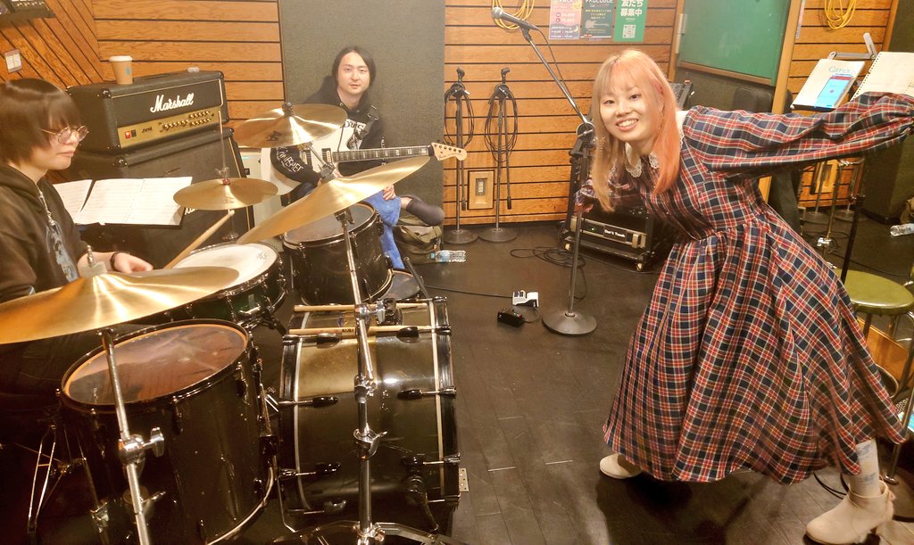 siesta_bass's tweet photo. 今日はsiestaのすたじおりはーさるでしたζ*'ヮ')ζ✨
新曲もやりましたζ*'ヮ')ζ✨
1個ずつ1個ずつ準備していますζ*'ヮ')ζ✨
ライブで早くみんなに会える様に頑張りますゃζ*'ヮ')ζ✨✨✨✨✨✨✨✨✨✨✨
＃シンプルに読み辛い
＃はやぶさのけん https://t.co/FDrrkmE446