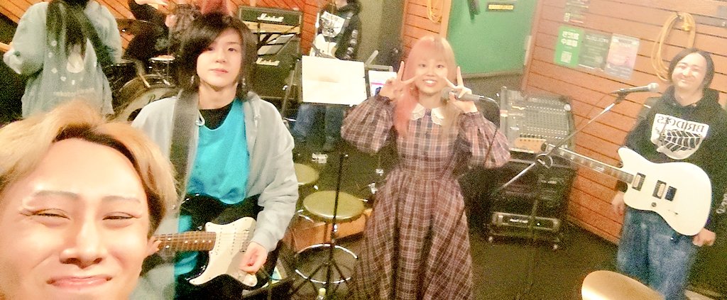 siesta_bass's tweet photo. 今日はsiestaのすたじおりはーさるでしたζ*'ヮ')ζ✨
新曲もやりましたζ*'ヮ')ζ✨
1個ずつ1個ずつ準備していますζ*'ヮ')ζ✨
ライブで早くみんなに会える様に頑張りますゃζ*'ヮ')ζ✨✨✨✨✨✨✨✨✨✨✨
＃シンプルに読み辛い
＃はやぶさのけん https://t.co/FDrrkmE446