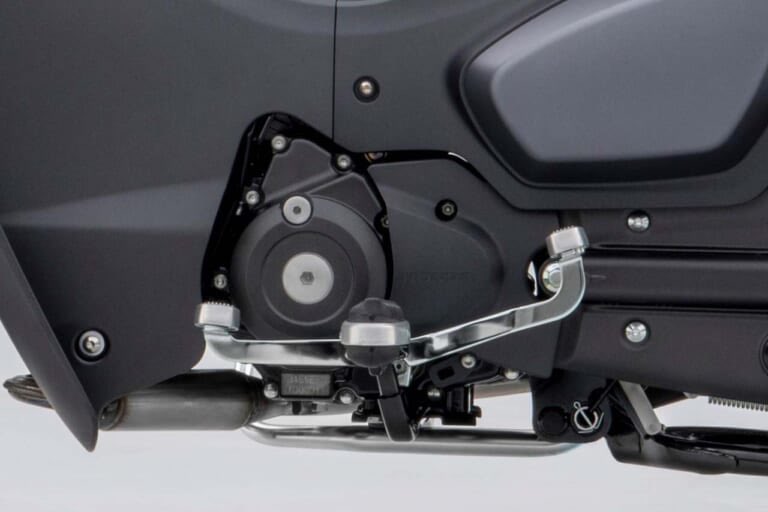 PutiMotor's tweet image. 初めて『カブ』に乗ったとき感じること6選🛵

①左手のところにレバーがない！
②じつは逆シフト！
③自動遠心クラッチだけどマニュアル操作もできる!?
④燃費よすぎ！
⑤2人乗りした感じがちょっと特殊
⑥ニーグリップできない?!

young-machine.com/2025/11/22/694…