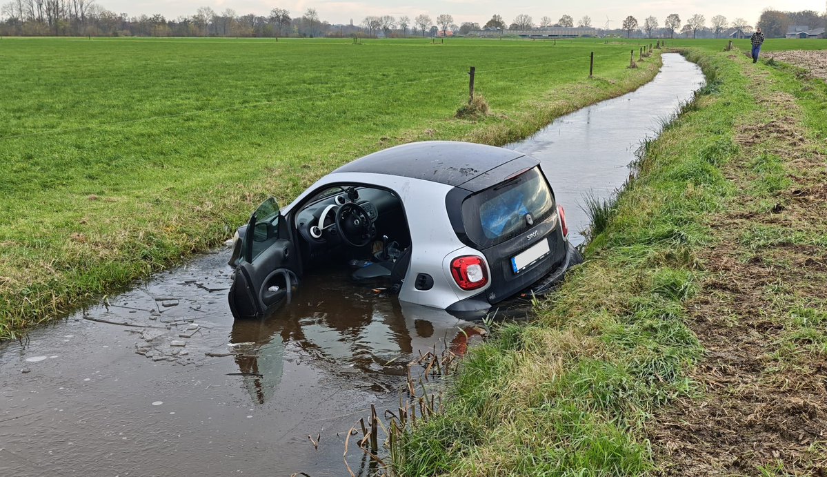 Duitse automobilist rijdt door weiland en belandt in sloot