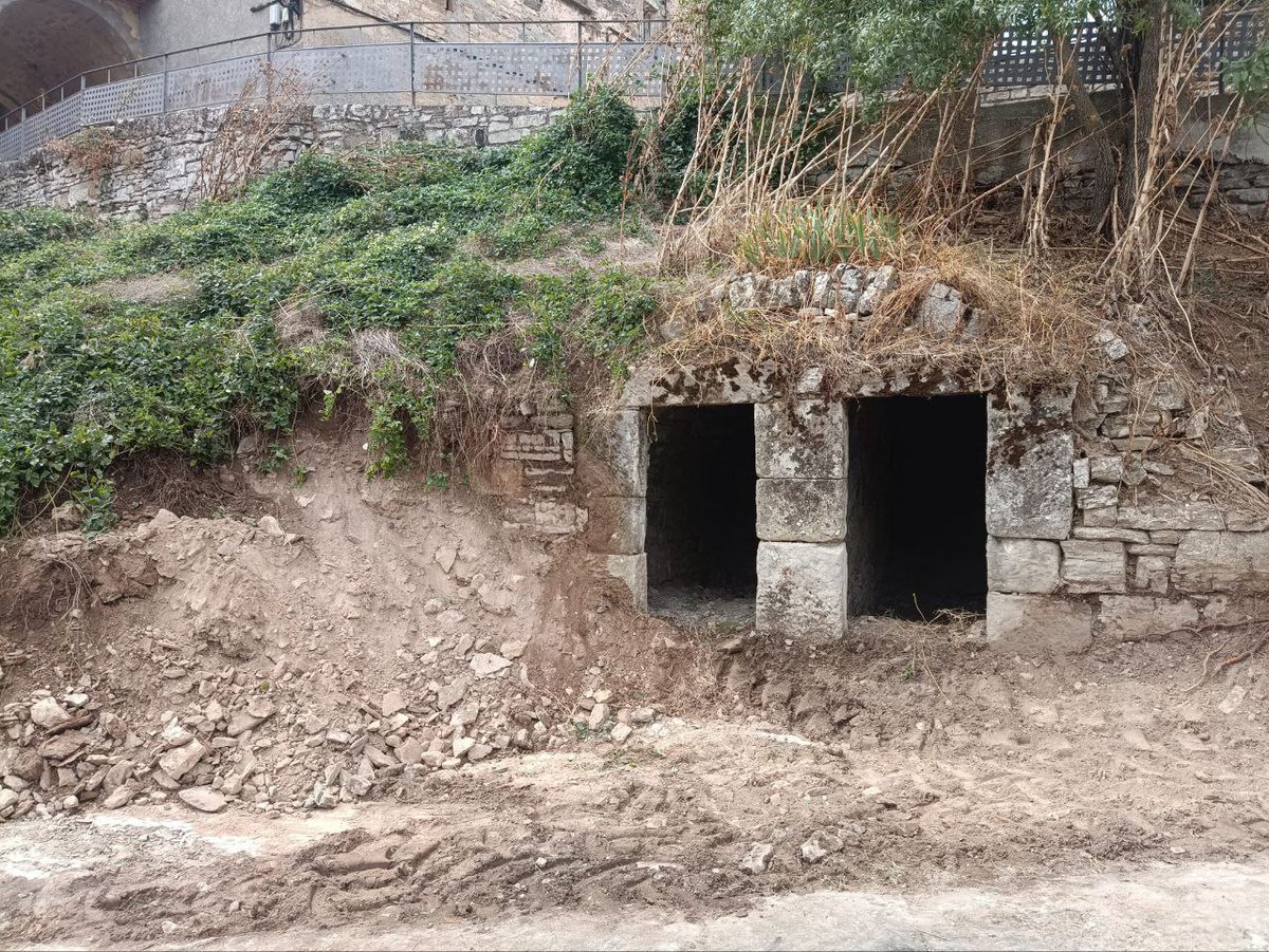 Espitllera's tweet image. Aquest cap de setmana hem col.laborat en la restauració de la Cabana dels Pobres, a la Prenyanosa. 
Moltes gràcies a aquells que ho heu fet possible amb les vostres mans!  #SetmanaPedraSeca #PedraSeca