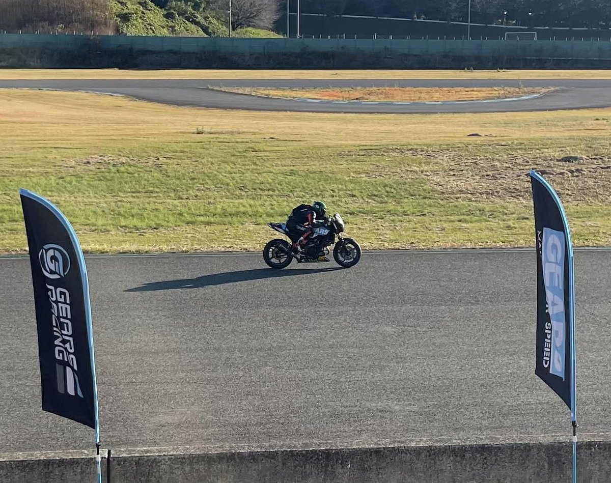mikuhiiragi's tweet image. 今日の結果としては予選9位、決勝7位という結果でタイムも目標とは大幅更新の12秒8まで行くことができました！

先週まで17秒で走ってたので2日間で5秒縮めれたのは自分でもビックリしました🫢

今日まで応援してくださった方々ありがとうございました！

#鉄馬 
#SV650 
#GEARS
#HSR九州 
#SUZUKI