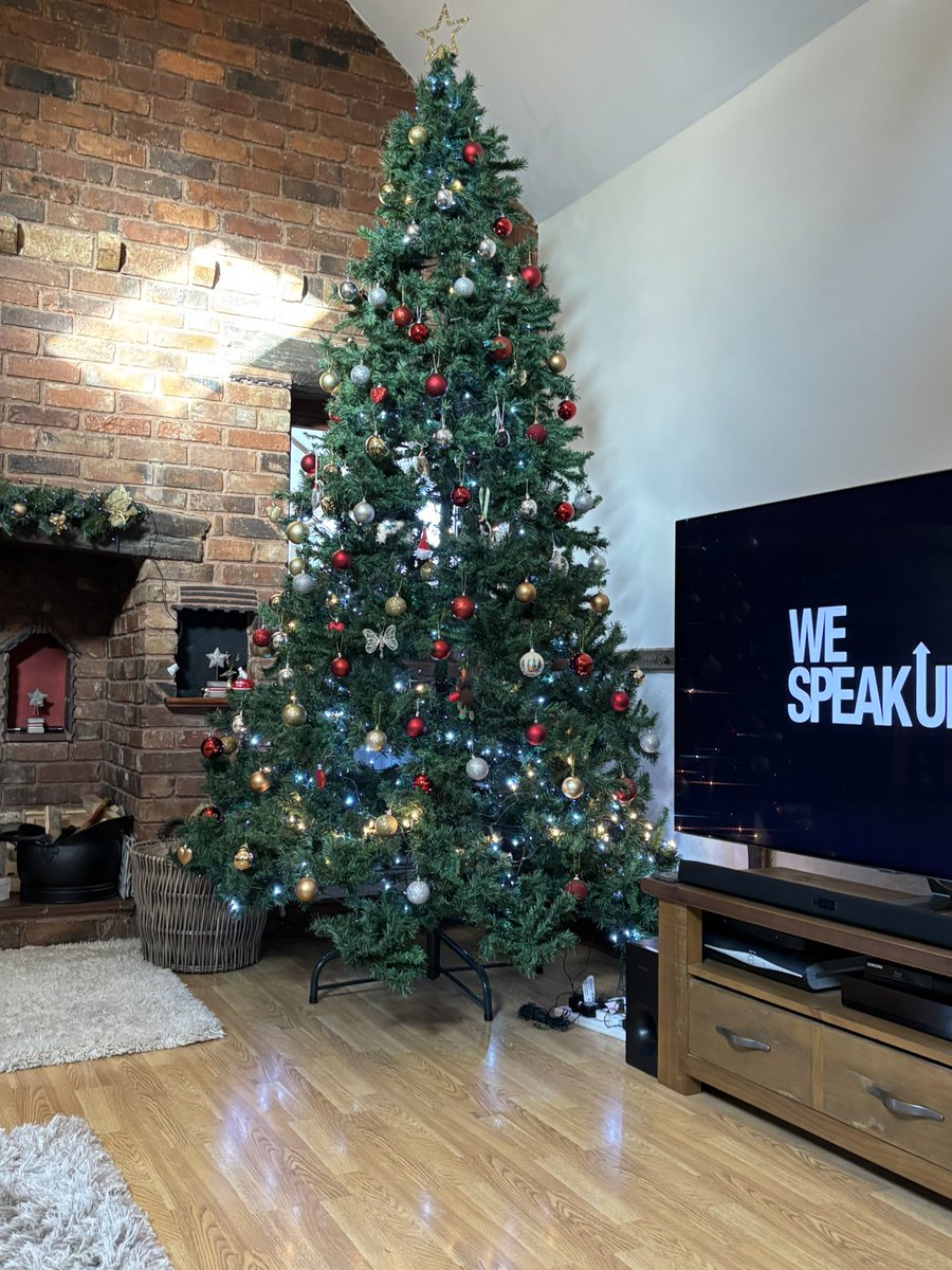 leanneb68's tweet photo. Earlier thank normal

Christmas has arrived at Parva House 

#fuckinggreatbigtree
#goodideaatthetime
#paininthearse

🎄🎅🏻🎄🎅🏻🎄🎅🏻🎄🎅🏻🎄🎅🏻 https://t.co/ziWgkPkIQg