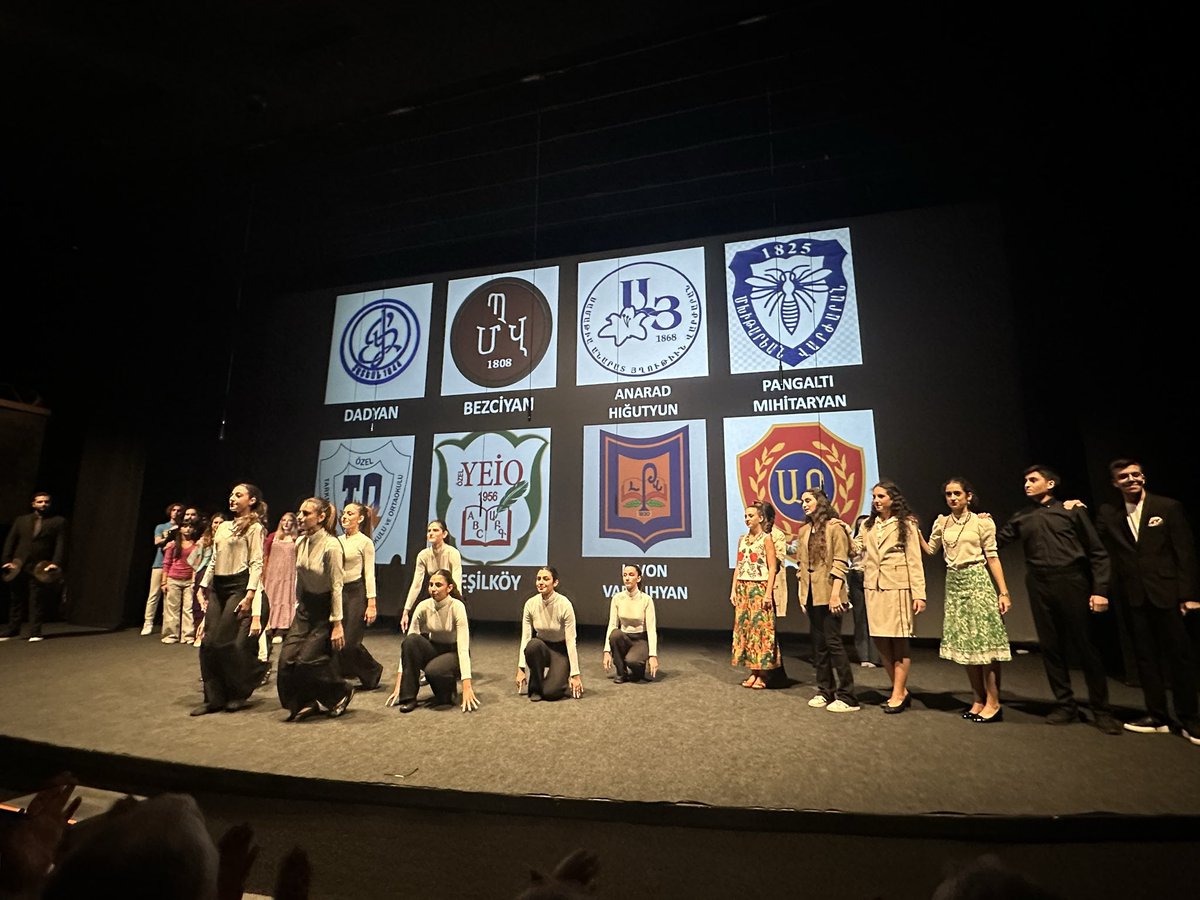 lakivingas's tweet photo. Getronagan Lisesi öğrencileri ‘Toplumun beş büyük kurumunu’ (Surp Pırgiç Hastanesi,Getronagan, Tıbrevank, Kalfayan ,Karagözyan) tiyatro,dans, müzik ve kitaplı sanatsal bir performansla sundu. Etkileyici ve başarılıydı @Getronagan https://t.co/W6sWWaSmSs