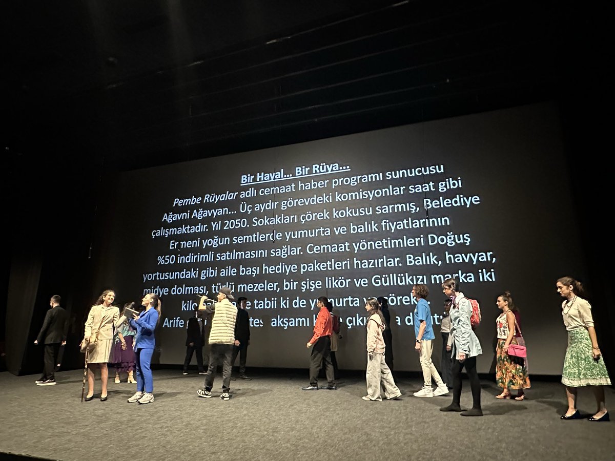 Getronagan Lisesi öğrencileri ‘Toplumun beş büyük kurumunu’ (Surp Pırgiç Hastanesi,Getronagan, Tıbrevank, Kalfayan ,Karagözyan) tiyatro,dans, müzik ve kitaplı sanatsal bir performansla sundu. Etkileyici ve başarılıydı <a href="/Getronagan/">Getronagan Lisesi</a>