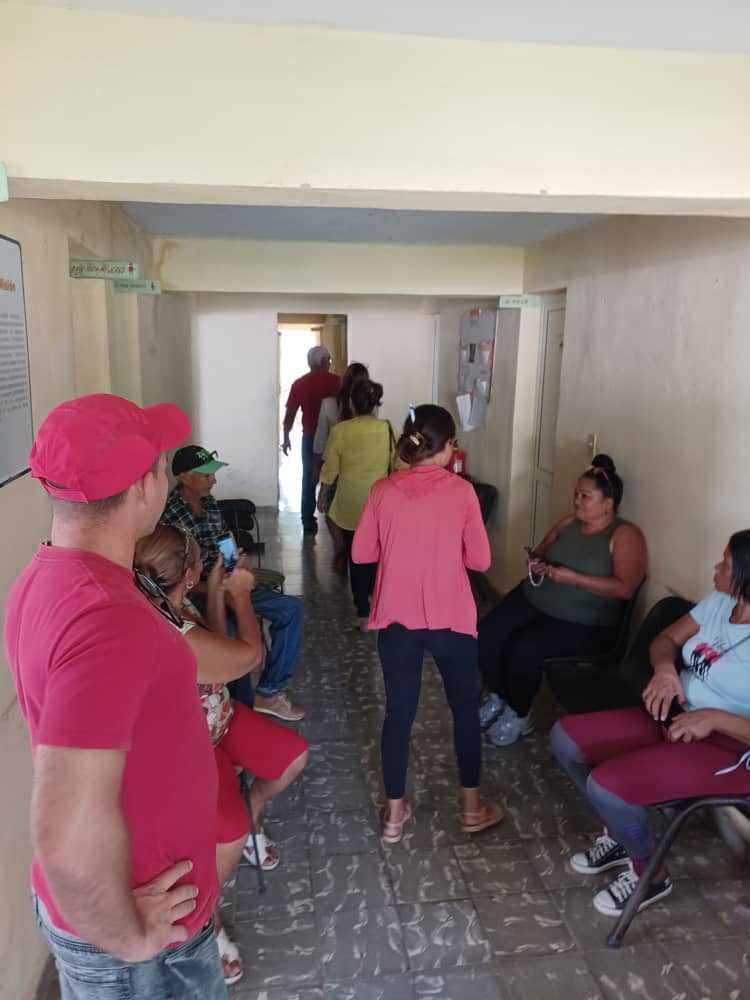 Oscar_CubaTSP's tweet photo. Las unidades de @MinjusCuba en #Granma avanzan en la recuperación, con todo el personal comprometido que protegió los bienes de las instalaciones tras el paso del #HuracánMelissa. Evaluamos medidas de mejoramiento progresivo de condiciones de trabajo y prestación de servicios https://t.co/53WgLN7zYb