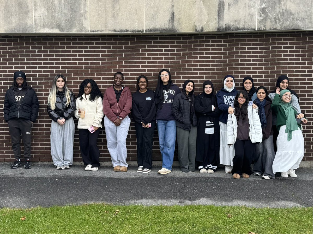 Collins_Classes's tweet image. Pictured here is an amazing group of young adults. One of the best parts of advising UNICEF Unite is getting to work with students who are passionate about making a meaningful impact beyond our community. 💙🌎🌍🌏 #lpoolunicefunite