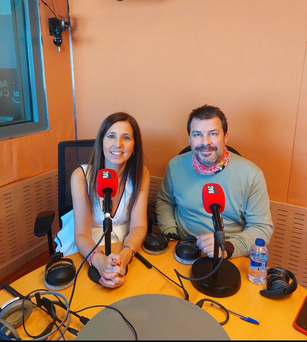 📻Avui estrenem secció i nou col.laborador‼️ Molt contents de tenir ja a l'estudi el xef <a href="/Sergi_de_Meia/">Sergi de Meià</a>
➡️<a href="/Monicaprietober/">Mónica Prieto</a> ens farà propostes culturals per a la maduresa
➡️@mercadillosdenavidad ens portarà a <a href="/tourisme_alsace/">Tourisme</a> 
➡️<a href="/enricfont/">Enric Font</a> posarà bona 🎶👇
 rac1.cat/directe