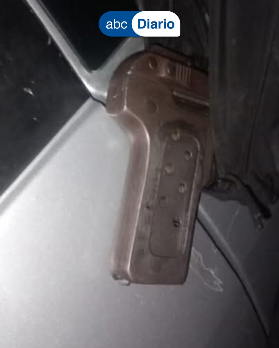 abcdiarioar's tweet image. Comodoro: Robó un auto afuera de una vivienda, lo interceptaron y encontraron también un arma Una alerta del Centro de Monitoreo activó un rápido operativo policial en el barrio Las Flores, luego de que… + abcdiario.com.ar #Comodoro #Robos #Seguridad #Policía #Justicia