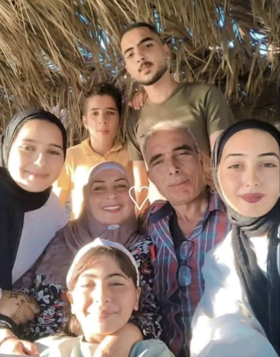 Abu_Salah9's tweet photo. عائلة أبو شاويش، قتلهم الاحتلال جميعاً البارحة في غزة بإستثناء ابنة وحيدة ناجية ربط الله على قلبها

قهر كبير https://t.co/V8y3poDplS