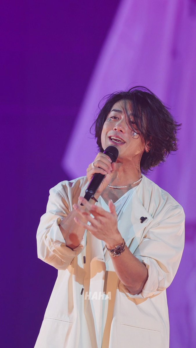 nanyanennnn's tweet image. eyes glistening!!!! as he sings I LOVE YOU!!!!!!! 
i wanna screaaaaaammm