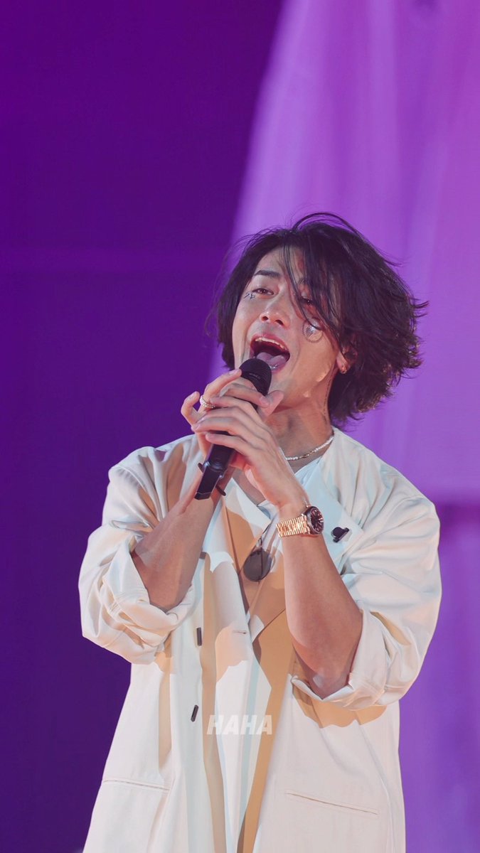 nanyanennnn's tweet image. eyes glistening!!!! as he sings I LOVE YOU!!!!!!! 
i wanna screaaaaaammm