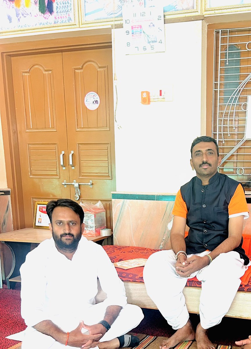 जन्मदिवस के अवसर पर गुरूदेव मंहत श्री जेतेश्वर धाम सिणधरी पहुँचकर परम पूज्य महाराज श्री पारसारामजी के चरणों में नमन किया एवं उनका आशीर्वाद प्राप्त किया।गुरुदेव का स्नेह और आशीर्वाद मेरे लिए शक्तिप्रेरणा का स्रोत है।ईश्वर एवं गुरुदेव से प्रार्थना है कि वे सदैव अपना आशीष बनाए रखें