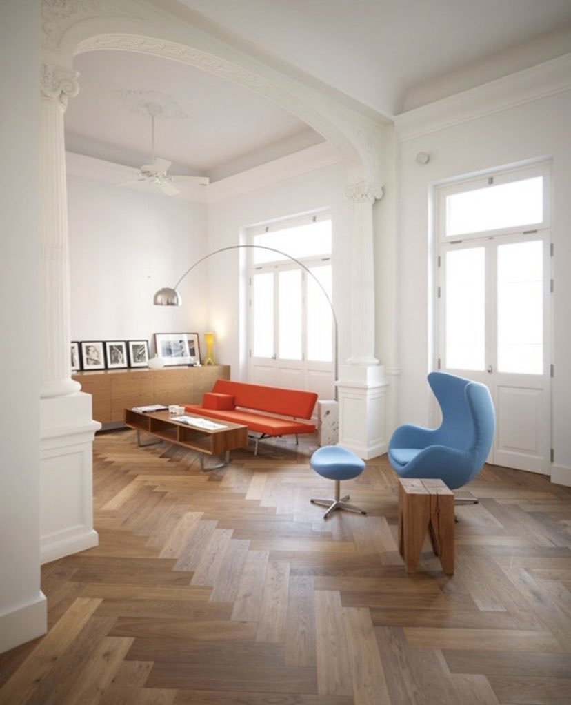 ALKAYANDECOR's tweet image. أرضيات BERTI تقدم جودة إيطالية عالية بتقنية تصنيع دقيقة وتثبيت محكم يضمن ثباتاً طويل الأمد. التصميم الظاهر بتقنية Herringbone يعكس دقة القص والمعالجة السطحية التي تمنح المكان مظهراً احترافياً وعملياً في الاستخدام اليومي.