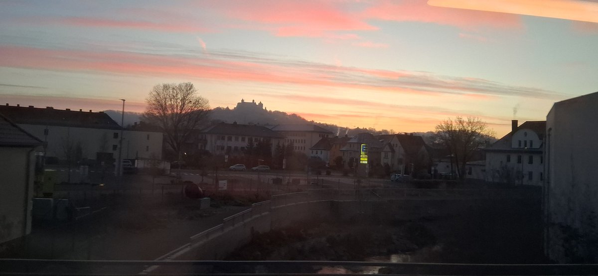 Heute wird auch wieder das ganze Repertoire der Bahn an Verspätungen und Ausfällen präsentiert...
Wenigstens ist das Wetter stabil 🙃