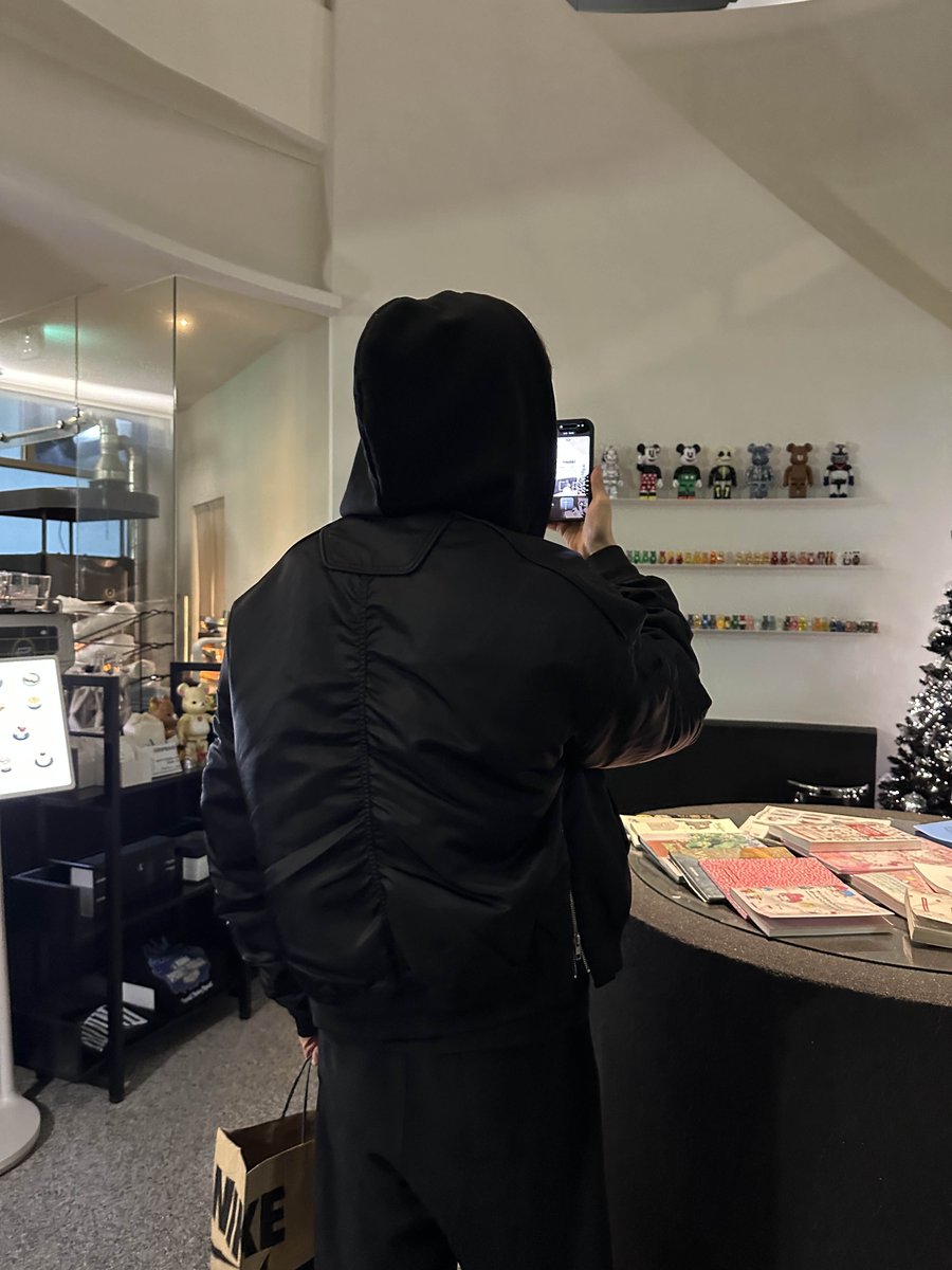 grape_growth's tweet image. 검은 후디를 쓴 내가, 선반 가득 늘어선 색색의 베어브릭을 바라본다. 이게 @Ritualnet 이 꿈꾸는 그림이다. 
베어브릭 하나가 전 세계 누군가의 남는 컴퓨터 너의 게이밍 PC, 내 맥북, 옆집의 GPU까지 조금씩 힘을 보태면 거대 서버 없이도 최신 AI가 돈다. 

비트코인이 전 세계 컴퓨터로 돈을…