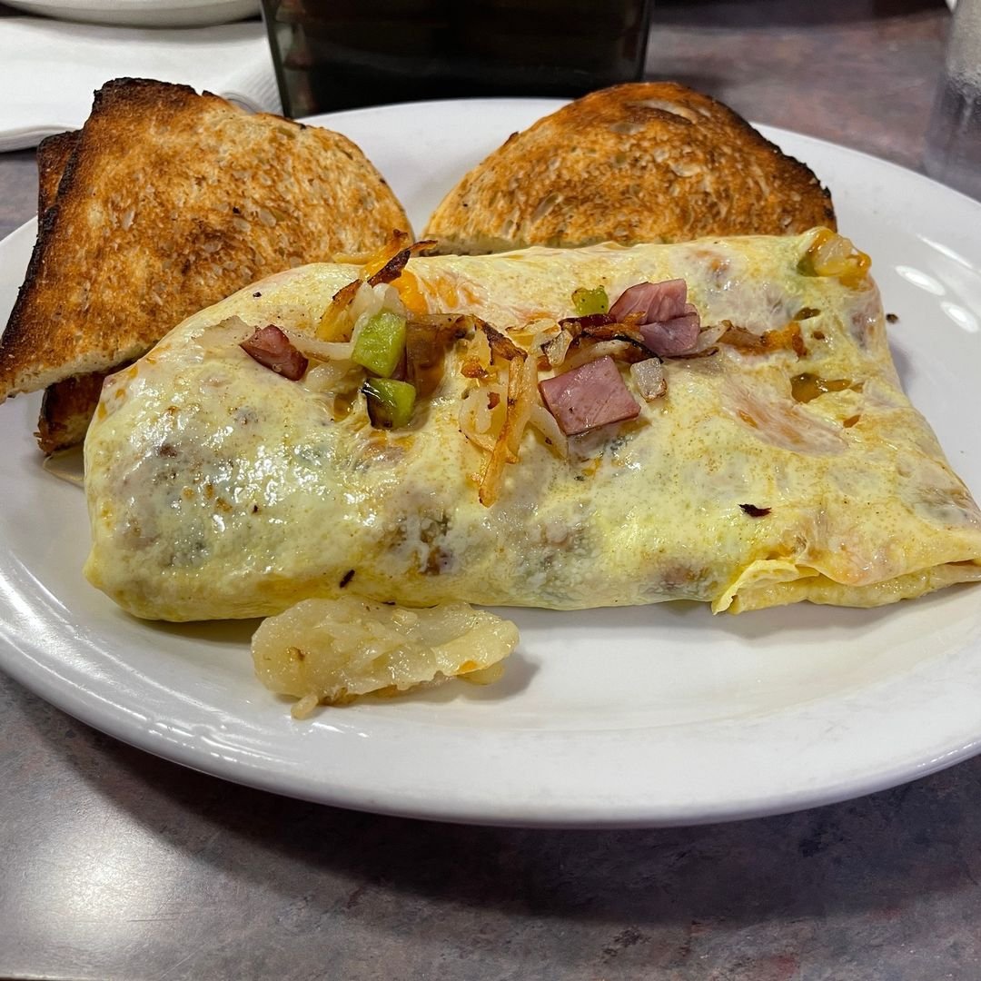 Early freighter watch? Stop at Frank’s Place first— the omelettes are perfect fuel for a morning at the Locks.