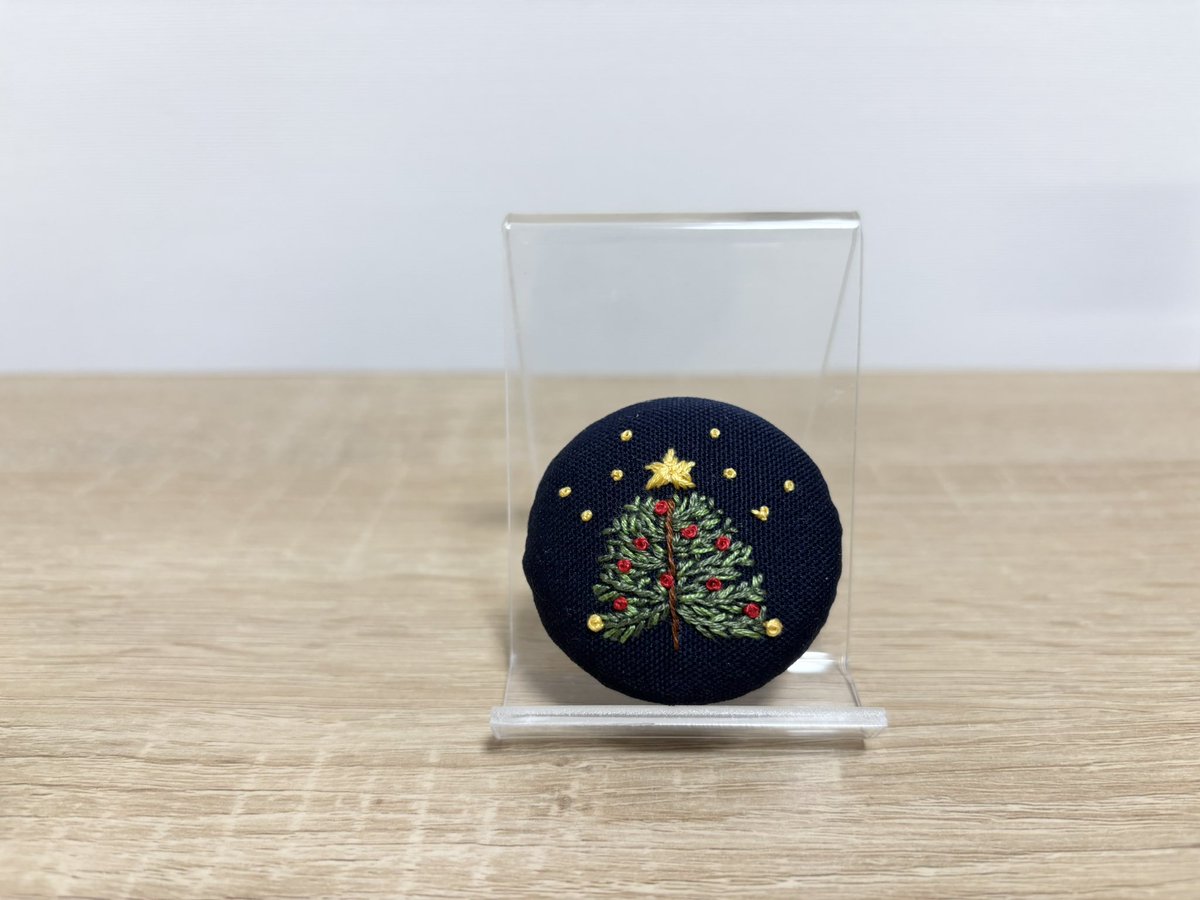 クリスマスツリーの刺繍ブローチです🎄
色違いのネイビーを作りました！

クリスマスまであと1カ月！
そろそろクリスマスの準備をはじめなくちゃ🪅

#クリスマスツリー 
#刺繍