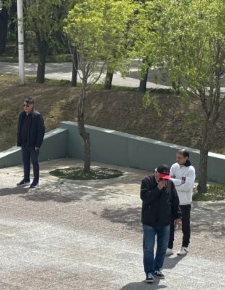 atlanticsurff's tweet image. Esta es la foto que la presidaria Cristina Kirchner quería evitar que se filtre. Sábado 22 de Noviembre 2025, 10 AM, Carlos Zanini, Oscar Parrilli y Daniel Álvarez en el mausoleo de Néstor Kirchner en Río Gallegos enviados por la ex presidente. Señores, que twitter haga su magia.…