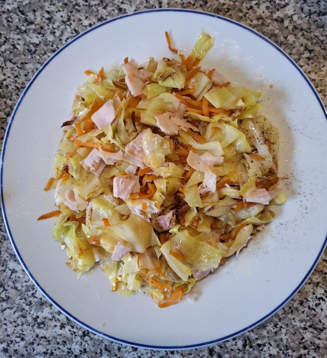 Spitzkohl, Möhren, etwas Öl,Salz, Pfeffer, Knoblauchpulver, Kümmel, Putenbrustaufschnitt
anschmoren, abschmecken, fertig 😋 für meinen Mann mit Kartoffeln und Soße 😍