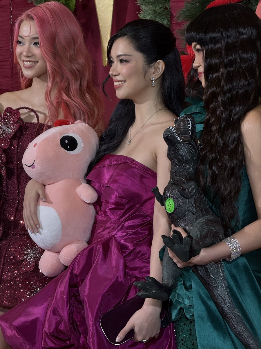 inquirerdotnet's tweet image. RISING STARS IN THE MAKING 💫

LOOK: P-pop girl group DNA, Rain Celmar, and Kolette Madelo showed off their youthful charm on the Star Magical Christmas red carpet in their vibrant outfits. | @HMallorcaINQ