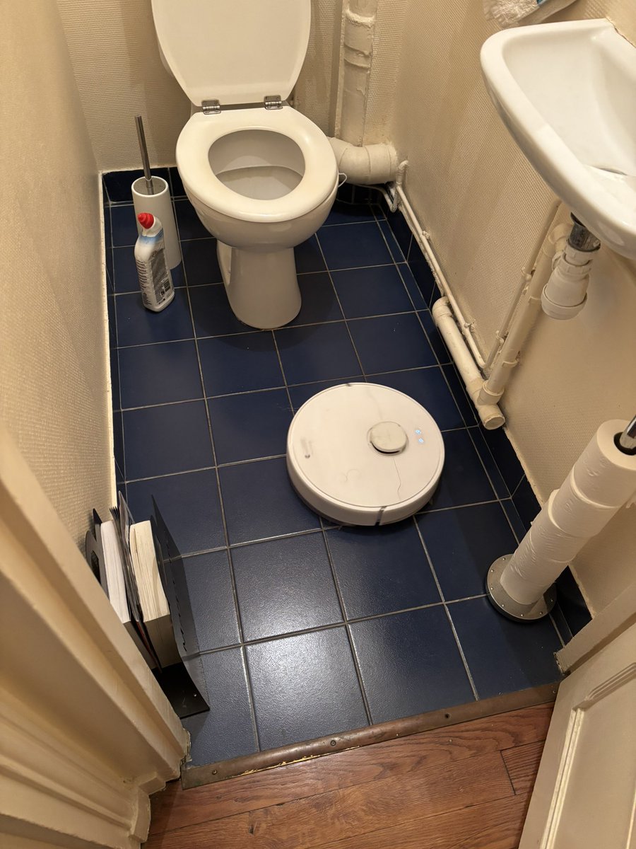 princessevampy's tweet image. j’v aux toilettes chez mes parents je vois ils ont enfermé l’aspirateur automatique à l’intérieur le pauvre.. 😭😭